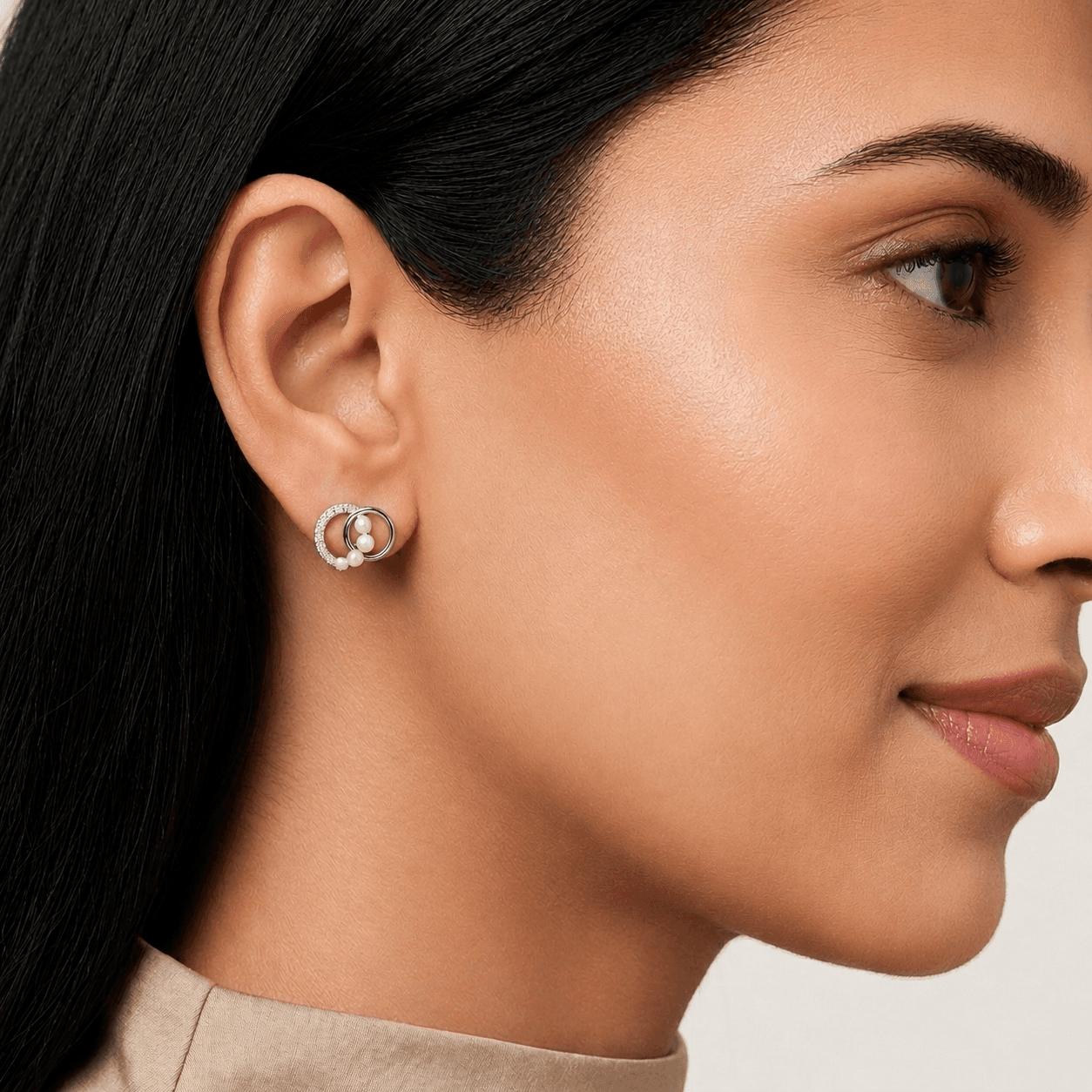 Silver Interlocking Circle Pearl Studs