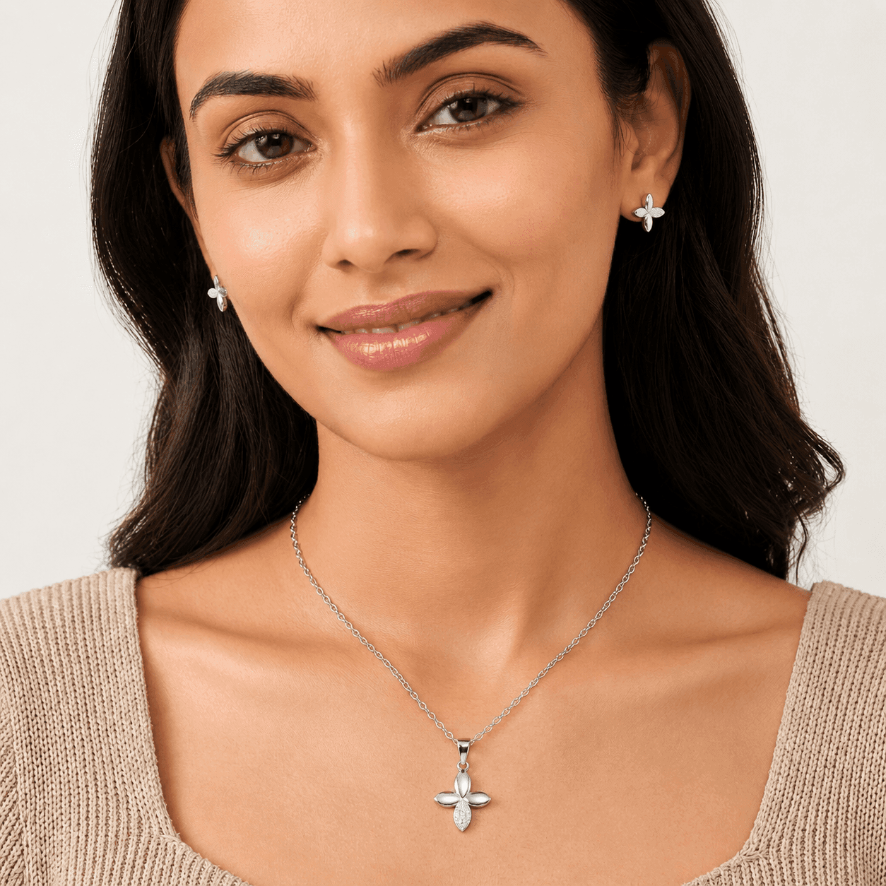 Silver Clover Leaf Pendant & Stud Set alternate view